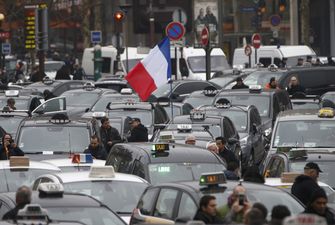 В Париже образовались колоссальные автопробки из-за "пенсионных страйков"