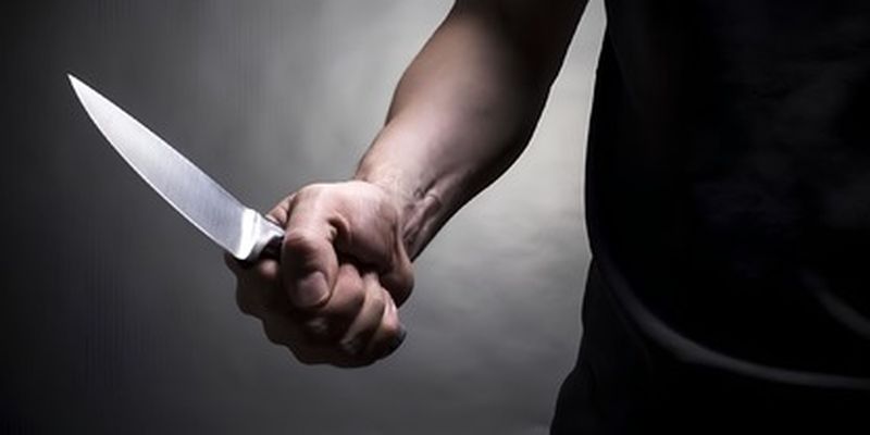В Киевской области подросток напал с ножом на 14-летнюю девушку, ее забрала скорая