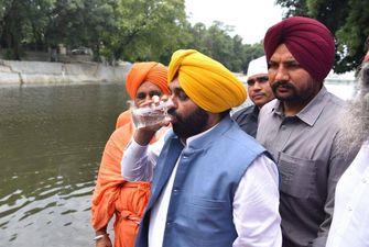 Индийский министр выпил стакан воды из "священной" реки и попал в больницу