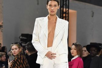 Белла Хадід засвітила груди на подіумі Паризького тижня моди: пікантні фото