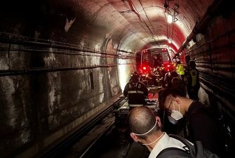 В столице США поезд метро сошел с рельсов: 400 пассажиров оказались в ловушке