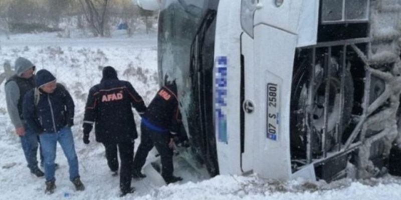 Из-за гололедицы в Турции перевернулись два туристических автобуса