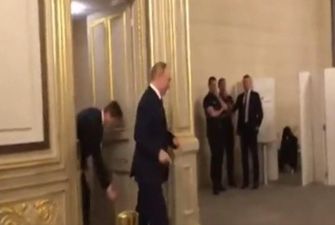 З'явилося відео, як Путін на саміті ходив в туалет з шістьма охоронцями