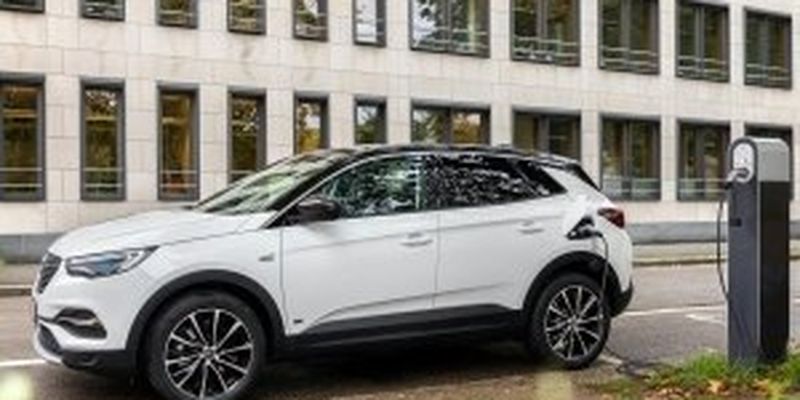 Opel подготовил новую гибридную версию кроссовера Grandland X