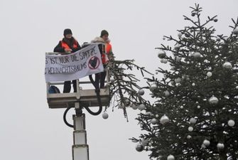 Экоактивисты отрезали верхушку главной елки в Берлине