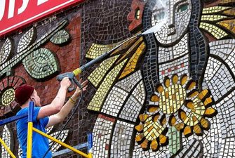 На Березняках вперше за 50 років відчистили мозаїку на спортклубі