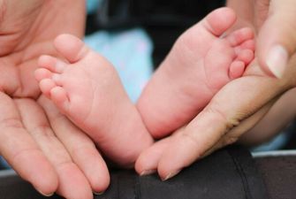 Близнюки з утроби однієї матері виявилися чужими дітьми: дивовижна історія американської пари
