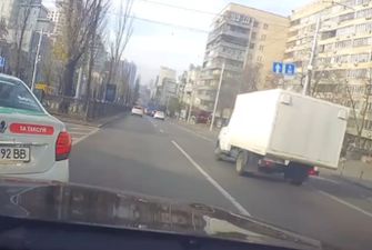 Ему нужнее: в Киеве заметили очередного наглого таксиста, видео