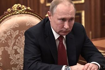 Путин долбит демократию: необычная карикатура на хозяина Кремля