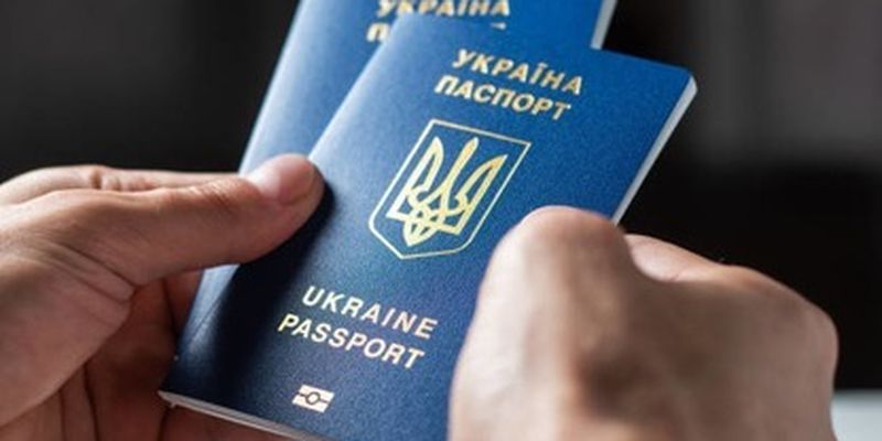 Украинцам разрешили выезжать из страны без биометрического паспорта: как это стало возможно