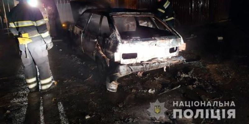 У Чернівцях зловмисник за ніч влаштував одразу кілька підпалів автівок