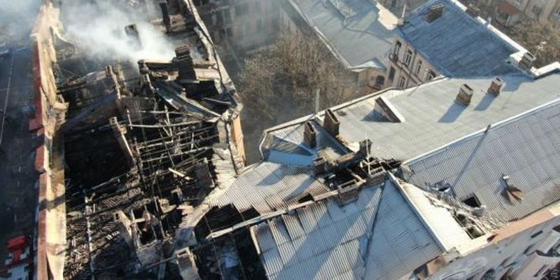 "Конструкція дуже погана". Залишки будівлі в згорілому коледжі Одеси можуть щомиті впасти на рятувальників