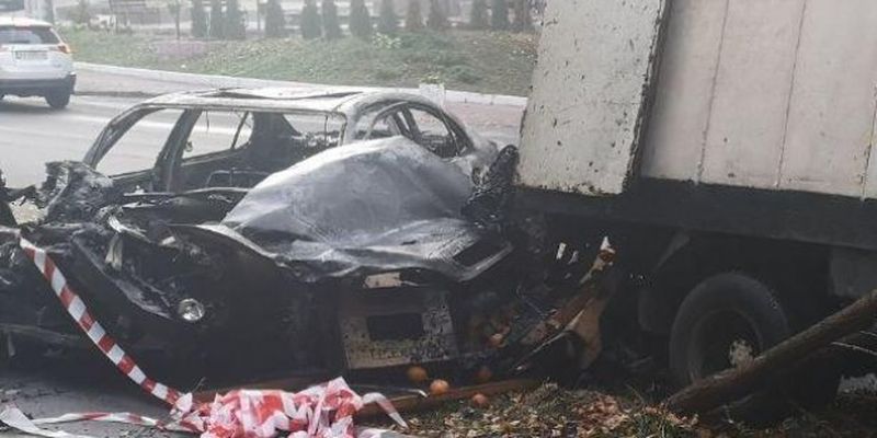 В Киеве пьяная девушка на авто врезалась в грузовик