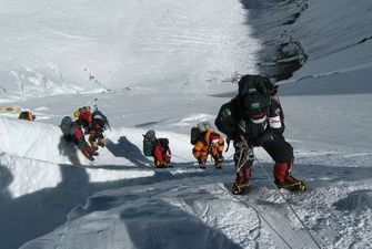 Через чергу на Еверест вже загинуло 8 альпіністів: фото