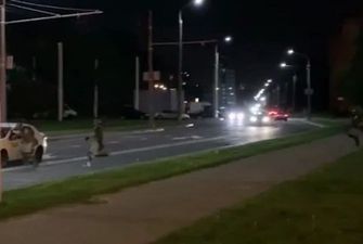 Видео спасения таксистом убегающего от силовиков протестующего в Минске стало вирусным в сети