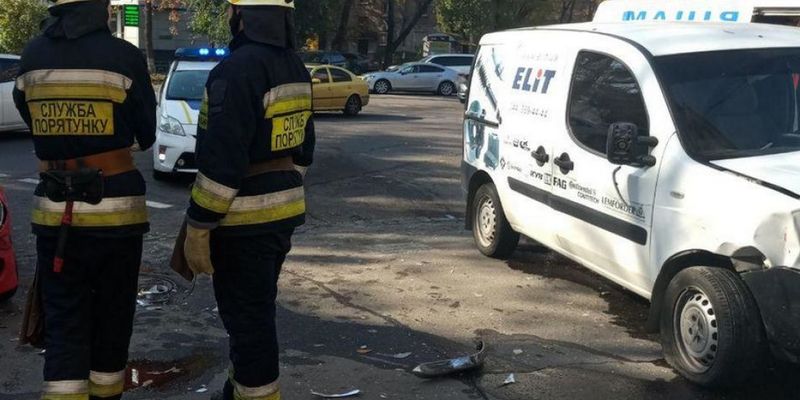 Серьезное ДТП в центре Днепра: Daihatsu вылетел на тротуар и перевернулся