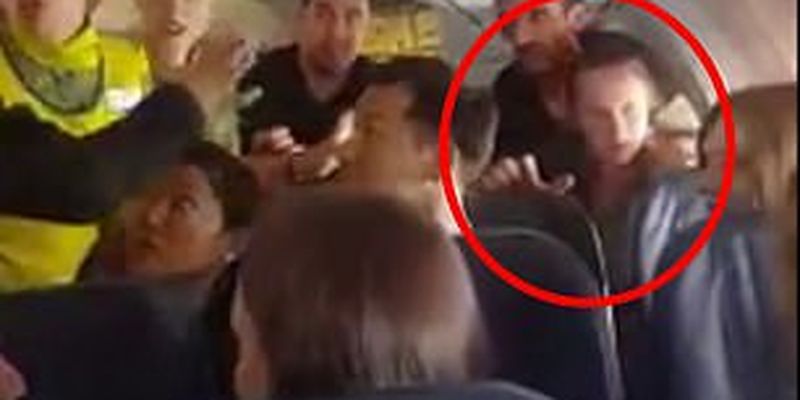 Пьяная туристка из Украины попыталась выгнать всех иностранцев из самолета