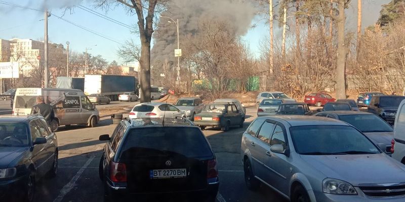 Огромный столб дыма над домами: масштабный пожар в Киеве сняли на фото и видео