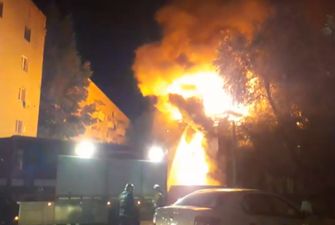 Огонь полыхает в небо: в России загорелся жилой дом. Фото и видео с места ЧП
