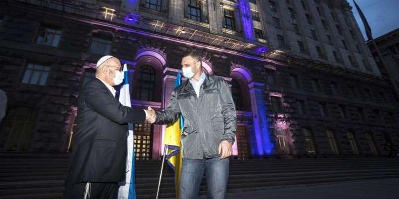 Киевскую мэрию подсветили цветами флага Израиля