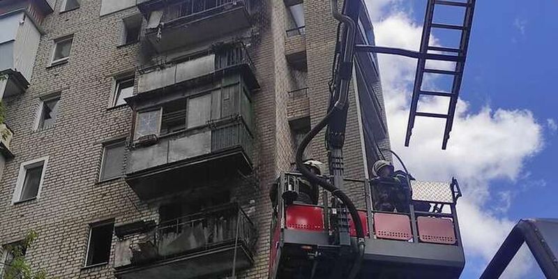 У Києві масштабна пожежа охопила багатоповерхівку