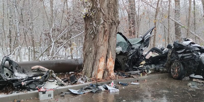 В Черновцах BMW с тремя парнями врезался в дерево — все погибли