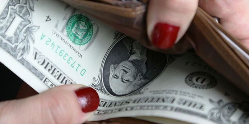 В украинских обменниках отказались от старого курса: сколько теперь стоит доллар