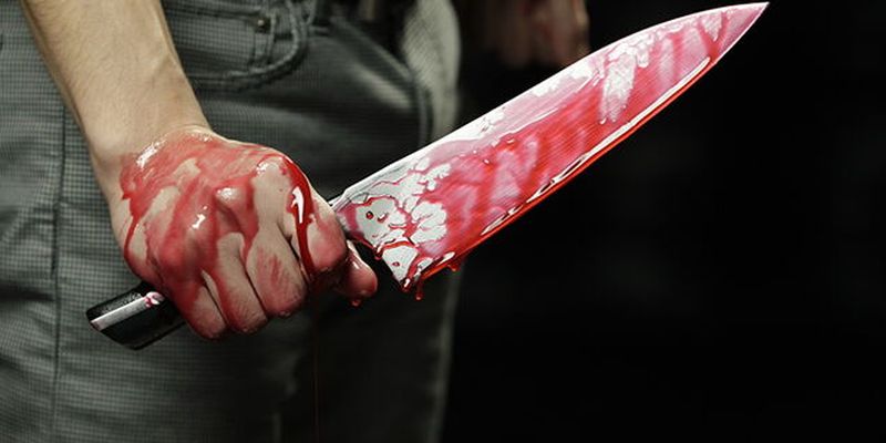 Лужи крови: в центре Днепра мужчину порезали ножом. Фото 18+