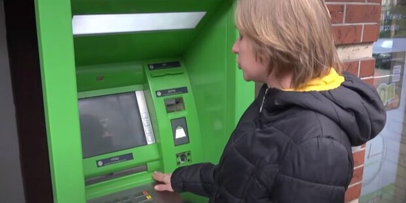 Были деньги и не стало: банкоматы ПриватБанка удивляют "фокусами" при снятии наличных