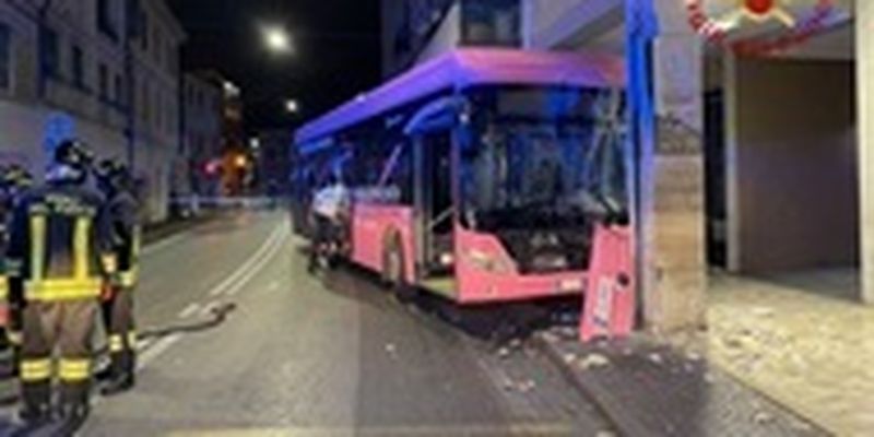 В Венеции автобус попал в ДТП, 15 пострадавших