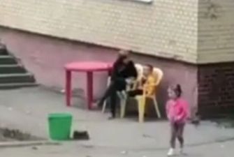 Била по лицу и трясла: в Одессе воспитательница детского сада издевалась над ребенком