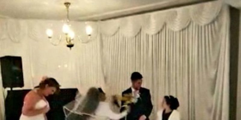 У Великій Британії незнайомка у весільній сукні відшмагала букетом чужого нареченого