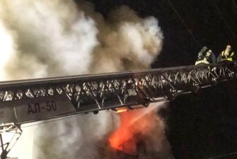 На Петропавловской Борщаговке в Киеве масштабный пожар: что горит