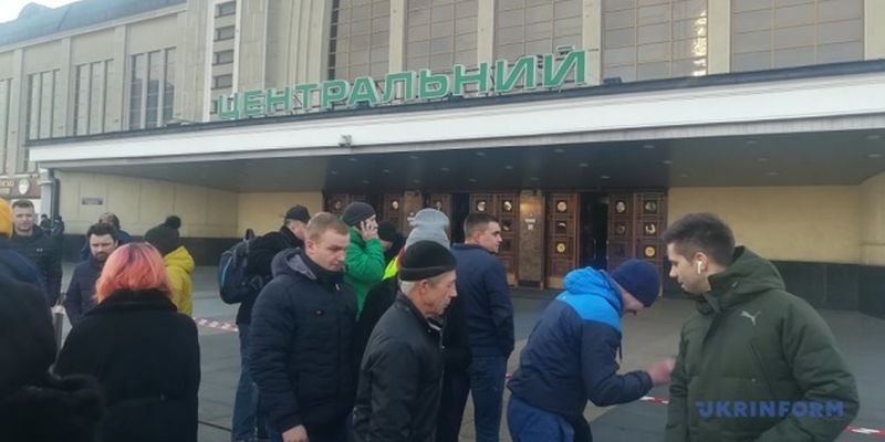Очевидцы сообщают об эвакуации с Центрального железнодорожного вокзала в Киеве