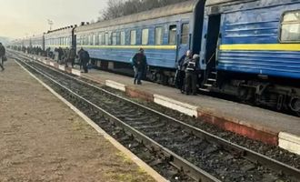 Из-за оползня на Хмельнитчине "Укрзализныця" внесла изменения в маршруты движения некоторых поездов