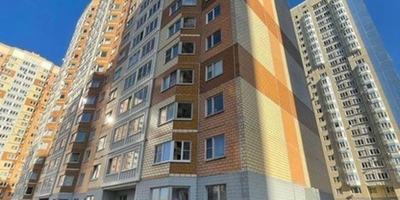Убрала в квартире и выбросилась с детьми из окна: в Москве женщина свела счеты с жизнью