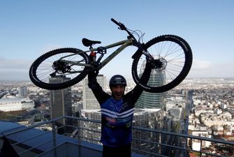 140 метрів за півгодини: велосипедист підкорив паризький хмарочос