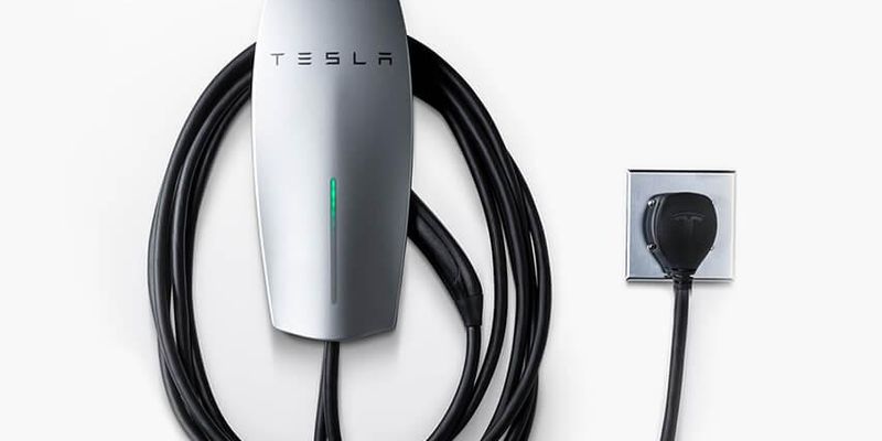 Tesla випустила зарядний пристрій для авто, який можна вставляти в розетку