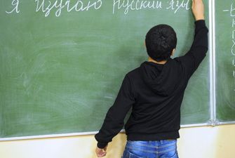 Украинцы попросили Зеленского ветировать закон о среднем образовании в части использования русского языка