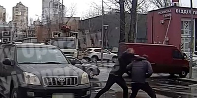 Жесткое избиение пешехода в Киеве: полиция задержала водителя джипа
