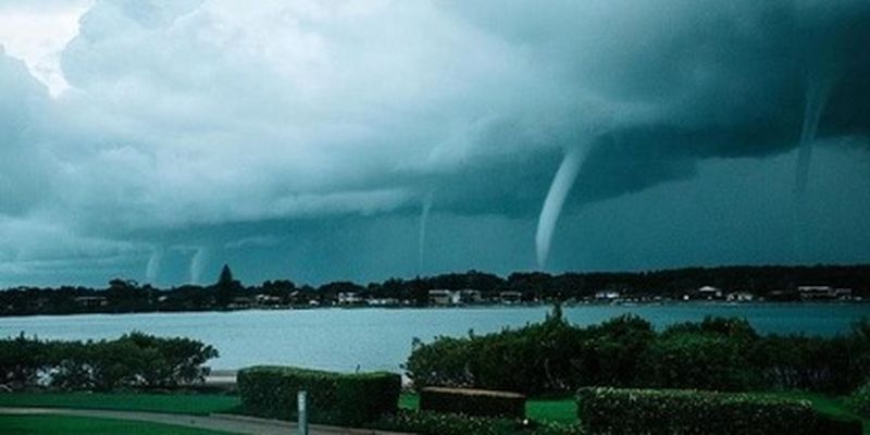 В Австралии после шторма над пляжем пронеслись сразу пять смерчей: фото и видео