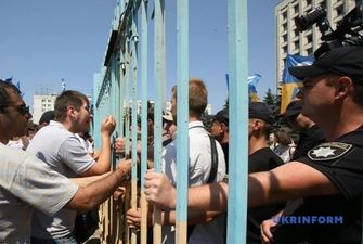 Сторонники Саакашвили расшатывают забор возле ЦИК