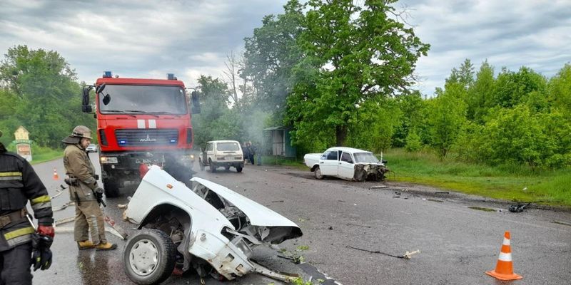 В аварії на Харківщині авто розірвалося навпіл та загорілося
