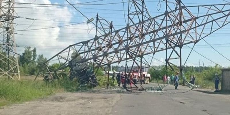 ДТП в Киеве: на мосту столкнулись шесть авто, грузовик снес ЛЭП