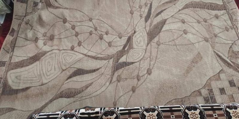 У Запоріжжі батьки продали килим, який купували для школи: розгорівся скандал