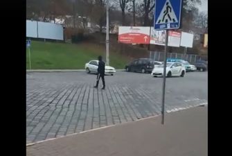 Ради лайков: парень устроил "паркур" на полицейском авто в Черновцах. Видео дерзкой выходки