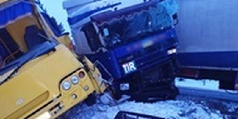 На Черниговщине столкнулись фура и школьный автобус, трое пострадавших