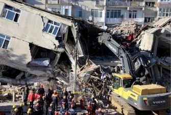 Из-под завалов дома в Турции спасли украинцев