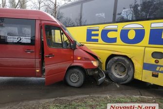 В Николаеве столкнулись автобус «Херсон-Николаев-Киев-Минск» и маршрутка: пострадали 5 человек