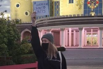 В России девочку из-за надписи "Я люблю своего папу", признали виновной в "дискредитации армии"